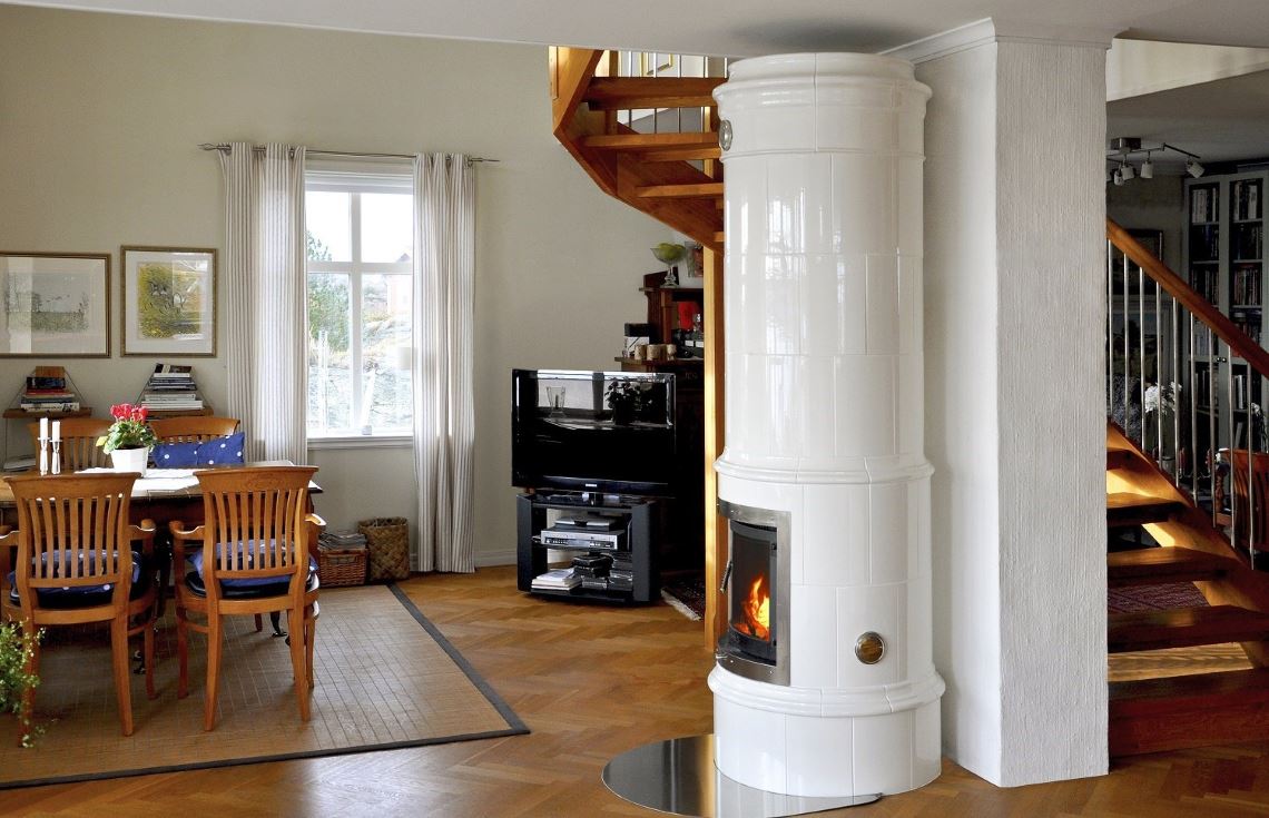 Schwedischer Kachelofen Tillinge mit Blick auf Wohnzimmer